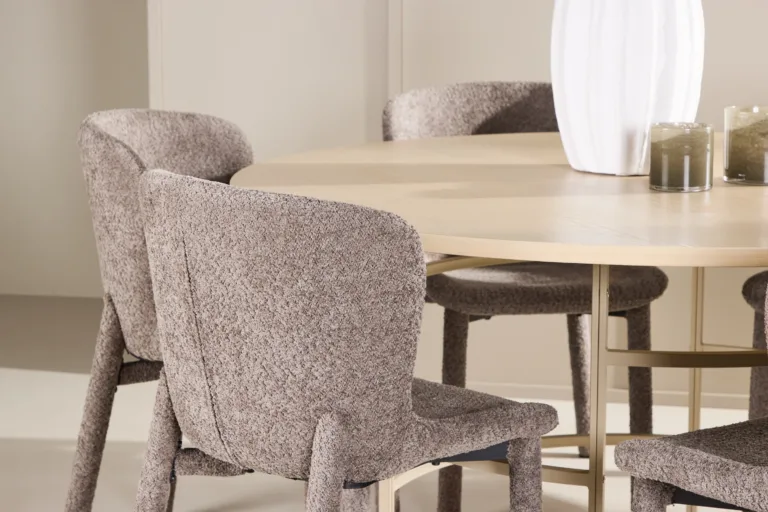 Ümmargune söögilauakomplekt: valge peitsiga laud ⌀140 cm ja 6 pruuni bukleekangaga tooli (Copenhagen, Astoria) - GR24751