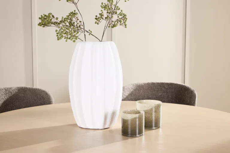 Ümmargune söögilauakomplekt: valge peitsiga laud ⌀140 cm ja 6 pruuni bukleekangaga tooli (Copenhagen, Astoria) - GR24751