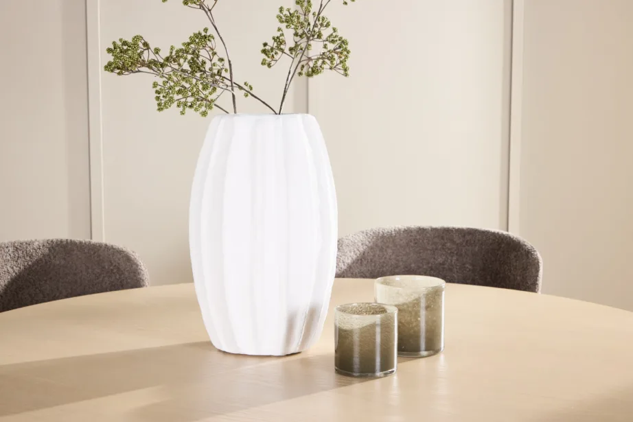 Ümmargune söögilauakomplekt: valge peitsiga laud ⌀140 cm ja 6 pruuni bukleekangaga tooli (Copenhagen, Astoria), GR24751 – 10