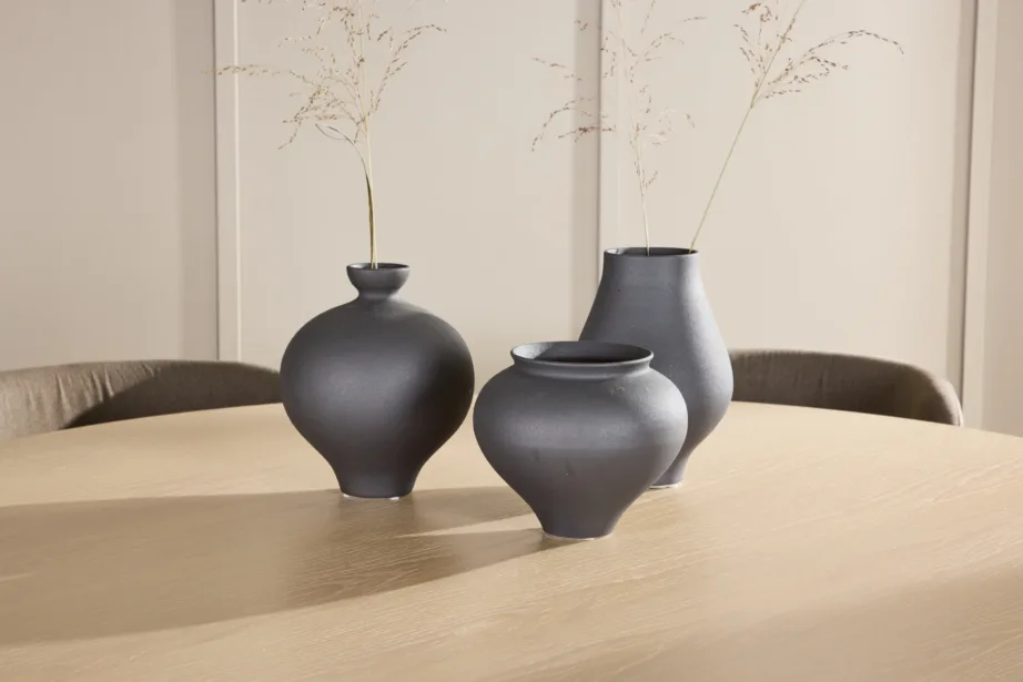 Ümmargune söögilauakomplekt: valgeks peitsitud Copenhagen laud 140 cm ja 6 pruuni kangaga Edina tooli, GR24755 – 10