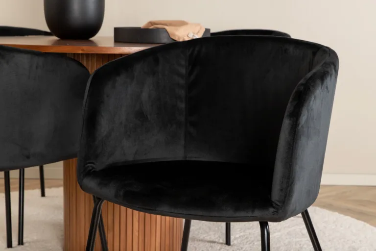 Ümmargune söögilaud Bianca pähklispooniga ja mustad velvetist Berit toolid - GR22224