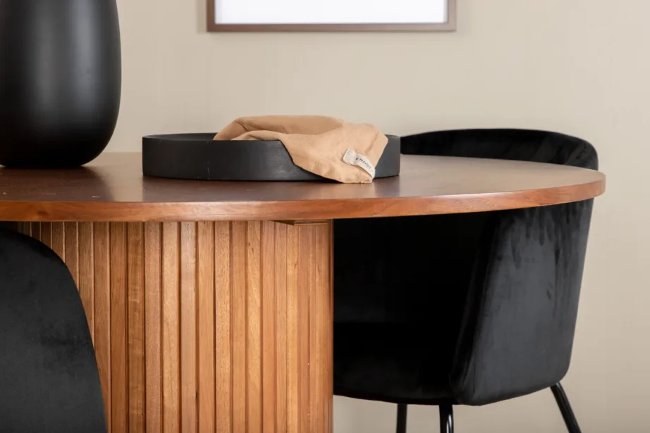 Ümmargune söögilaud Bianca pähklispooniga ja mustad velvetist Berit toolid, GR22224 – 10