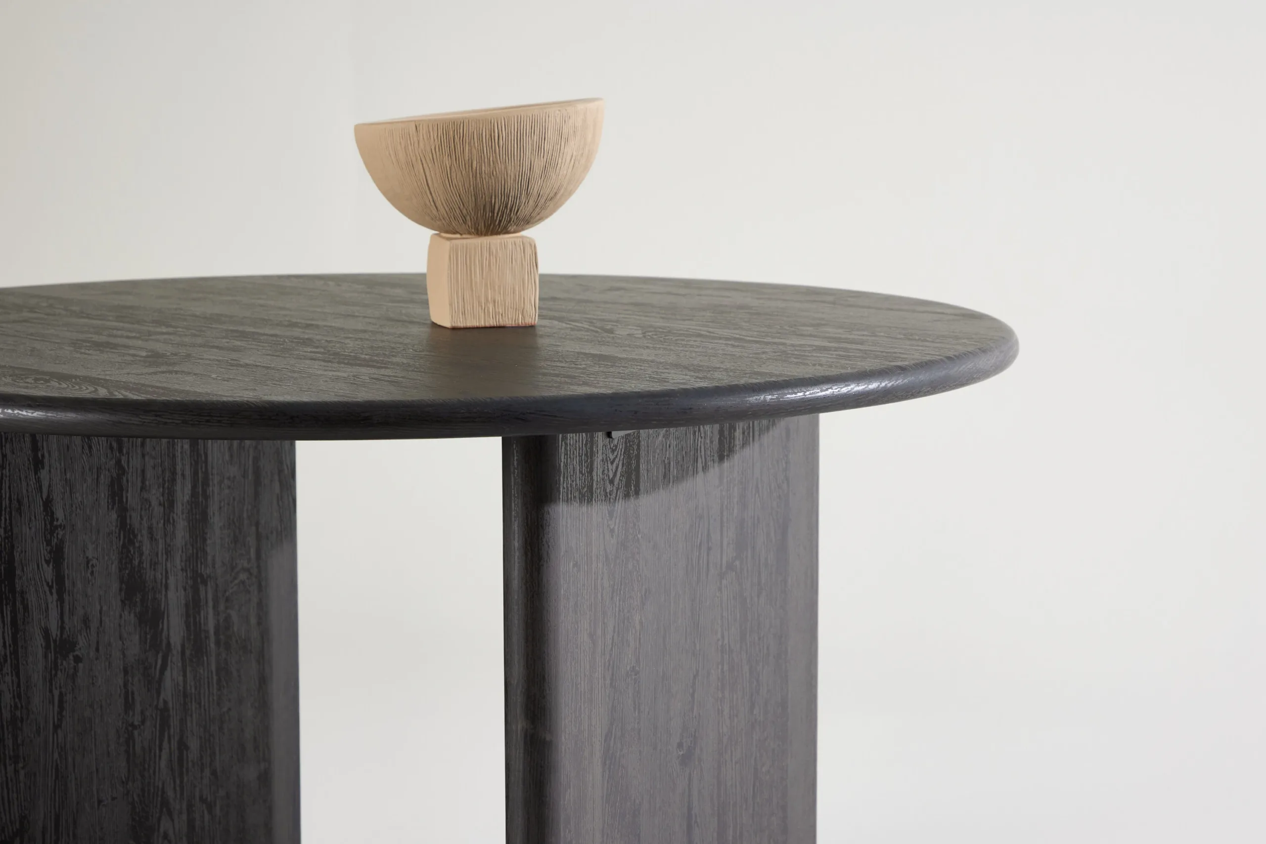 Ümmargune söögilaud Björholmen (must MDF, ø120 cm, FSC-sertifikaat) - 61784-100