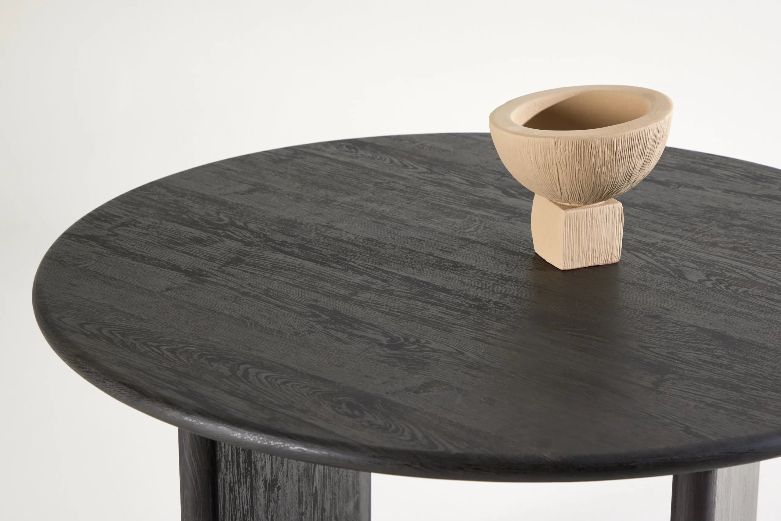 Ümmargune söögilaud Björholmen (must MDF, ø120 cm, FSC-sertifikaat) - 61784-100