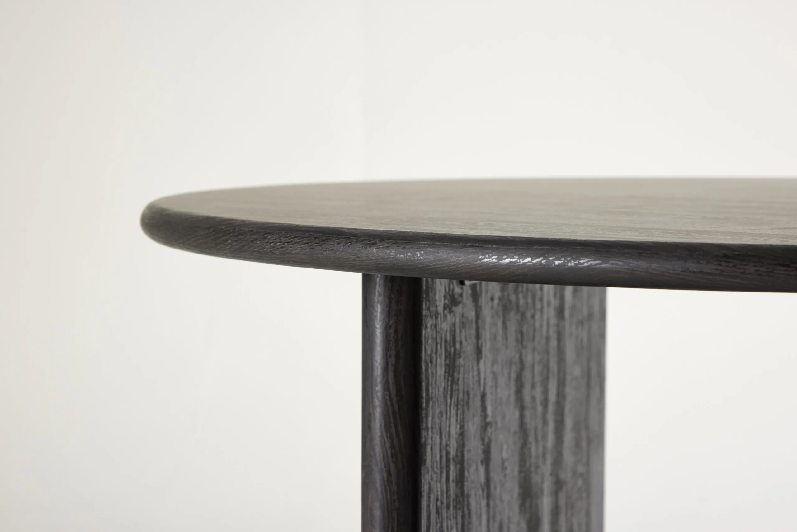 Ümmargune söögilaud Björholmen (must MDF, ø120 cm, FSC-sertifikaat) - 61784-100