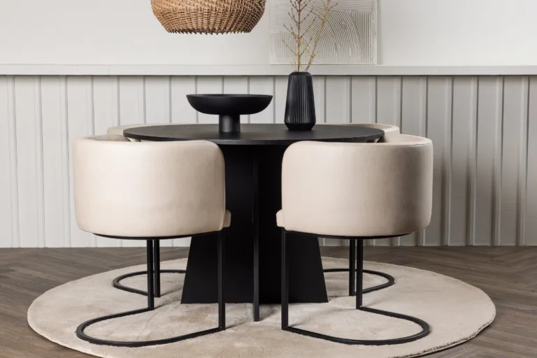 Ümmargune söögilaud Bootcut koos beežide Simrishamn toolidega (must MDF, ø110 cm) - GR23261