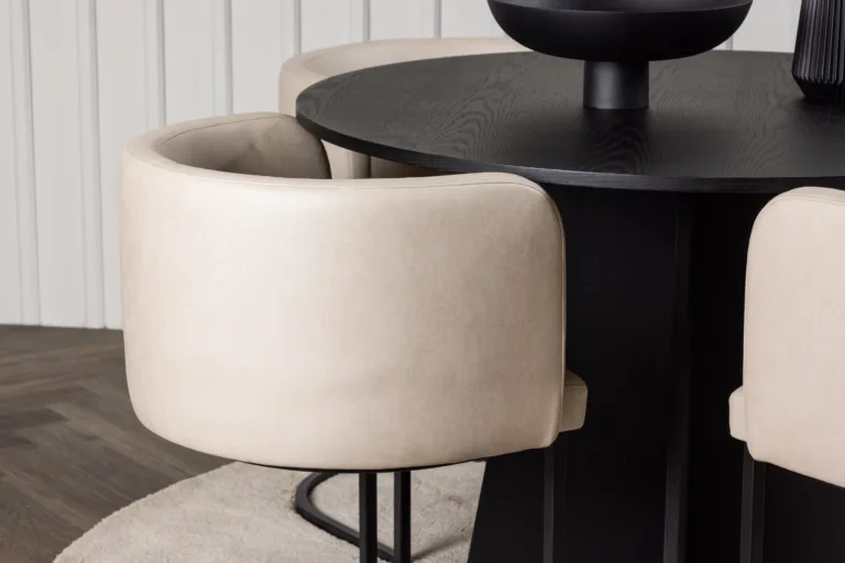 Ümmargune söögilaud Bootcut koos beežide Simrishamn toolidega (must MDF, ø110 cm) - GR23261