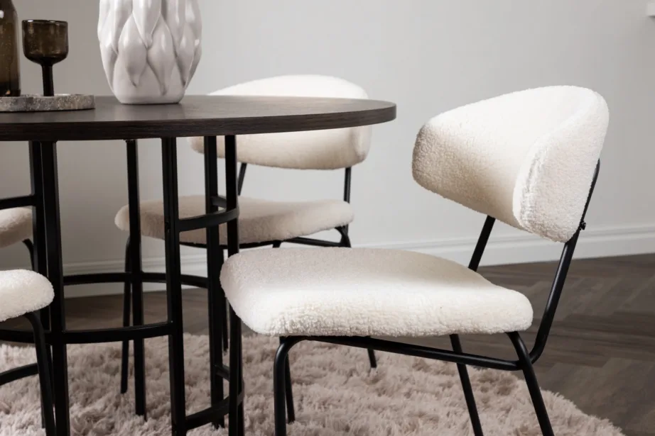 Ümmargune söögilaud Copenhagen (mokka vineer, mustad metalljalad) ja Chico söögitool (valge buklee, must terasraam), GR23196 – 9