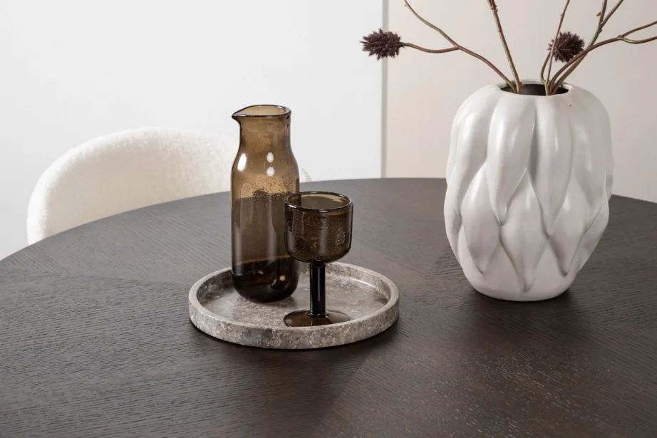 Ümmargune söögilaud Copenhagen (mokka vineer, mustad metalljalad) ja Chico söögitool (valge buklee, must terasraam), GR23196 – 10