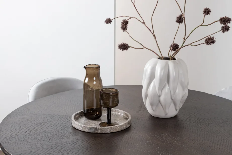 Ümmargune söögilaud Copenhagen mokkatoonis ja hallid sametkattega toolid, GR22851 – 10