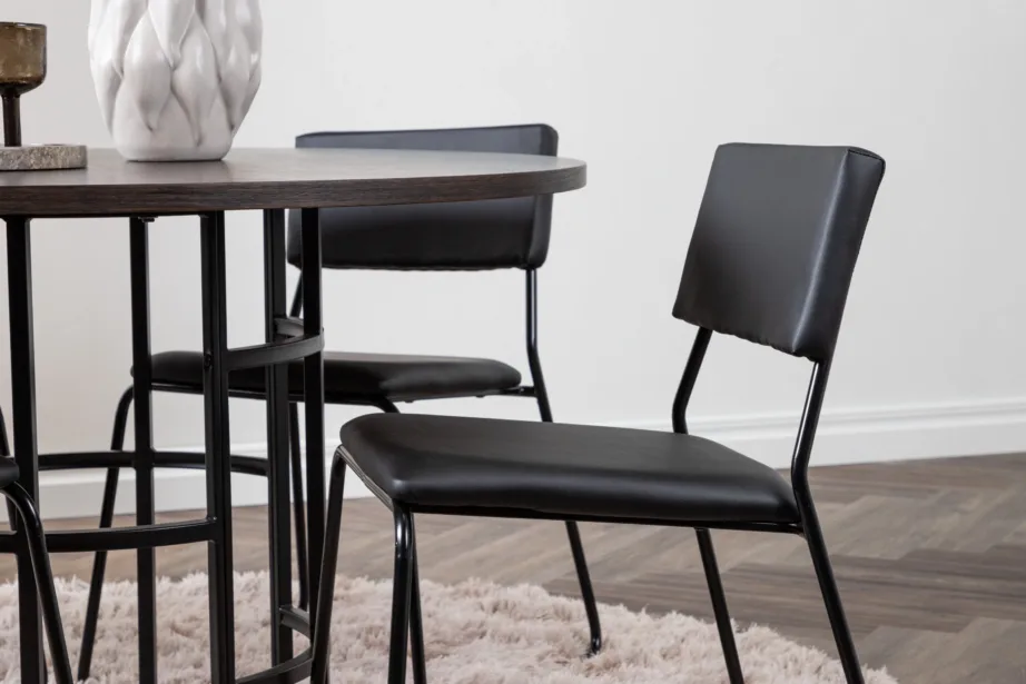 Ümmargune söögilaud Copenhagen mokkavärvi vineeriga ja neli musta Kenth tooli, GR22848 – 9