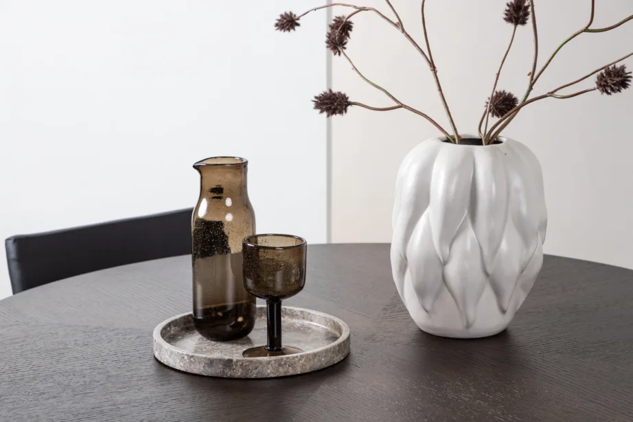 Ümmargune söögilaud Copenhagen mokkavärvi vineeriga ja neli musta Kenth tooli, GR22848 – 10