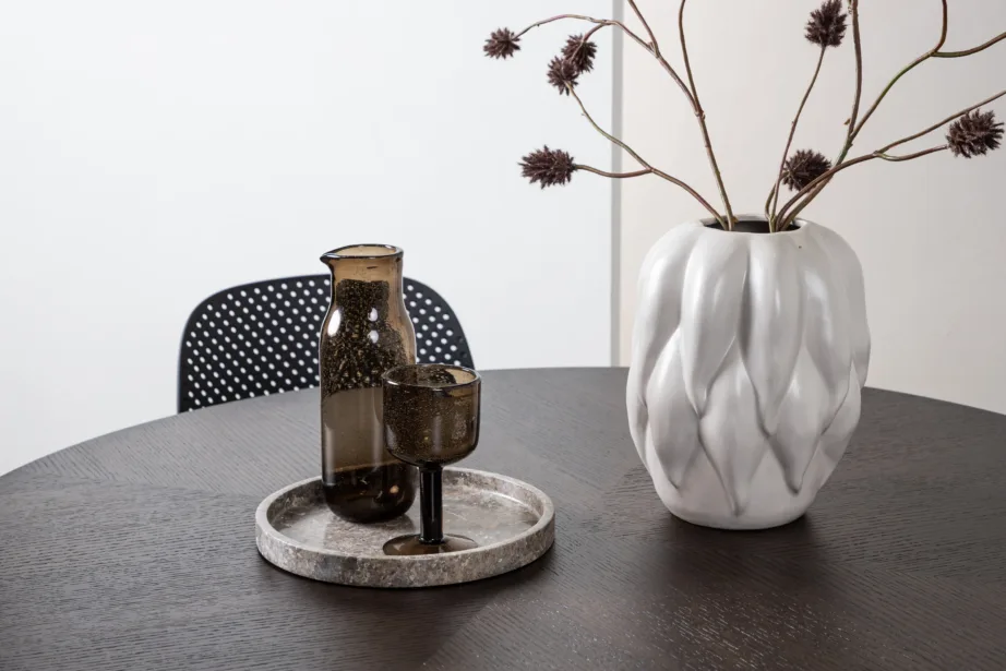 Ümmargune söögilaud Copenhagen mokkavineeriga ja mustad plastikust toolid Baltimore, GR23194 – 10