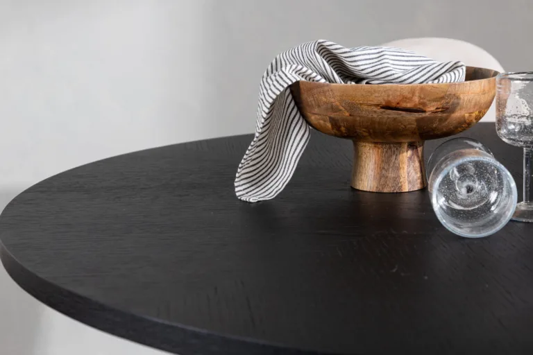 Ümmargune söögilaud Copenhagen (must MDF, ø115cm) ja beežid velvetist toolid Polar - GR22834