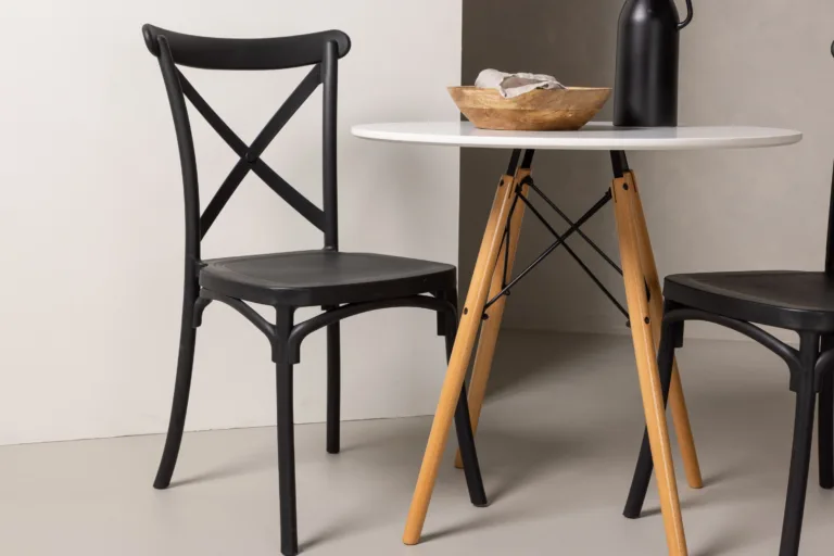 Ümmargune söögilaud Danburi koos musta plastikust Crosett tooliga (valge MDF, pöögipuidust jalad, ø60cm) - GR23167