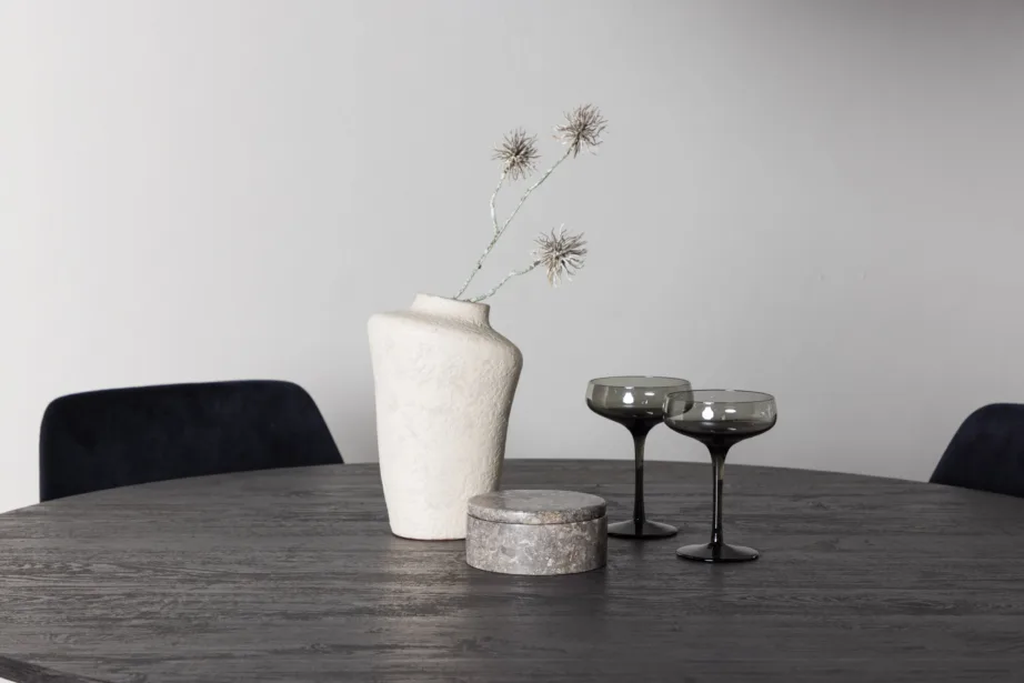 Ümmargune söögilaud Lanzo (MDF, moka) ja mustad sametkattega toolid Night, GR23474 – 10