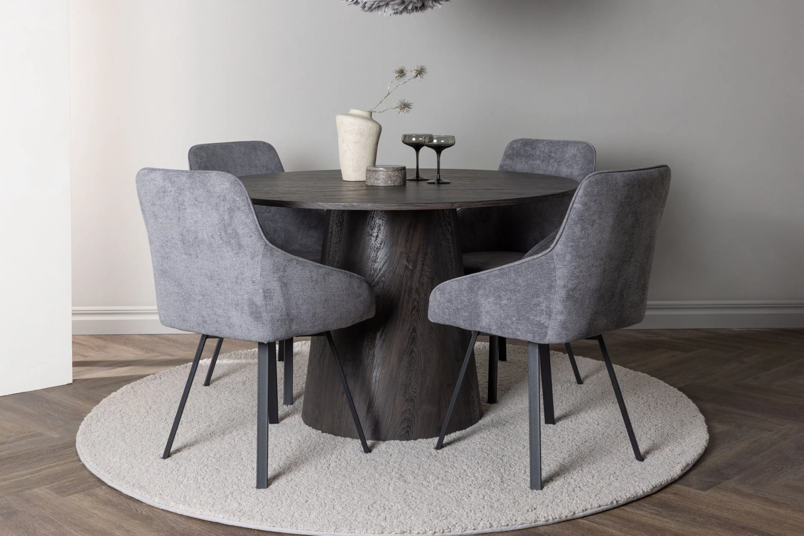 Ümmargune söögilaud Lanzo (MDF, mokka, ø120cm) koos halli kangaga Rosie toolidega - GR23476