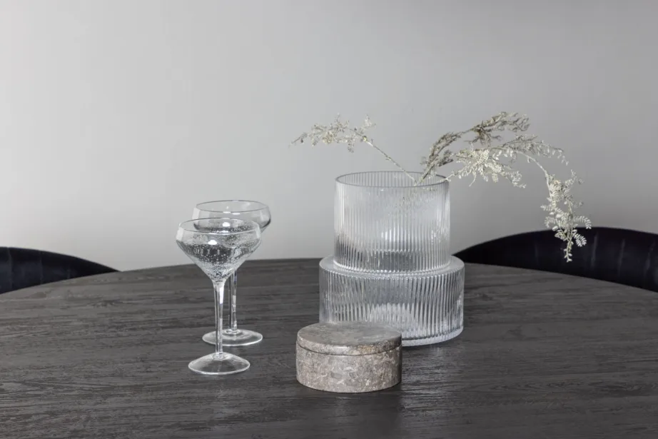 Ümmargune söögilaud Lanzo (mokkatoon, Ø120cm) ja mustad velvetkattega Selma toolid, GR23482 – 9