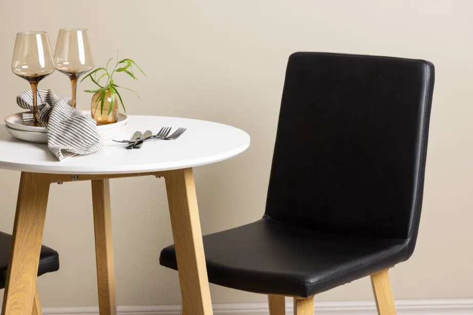 Ümmargune söögilaud Leonora (valge MDF, Ø65cm) ja mustad Today toolid, GR23505 – 9