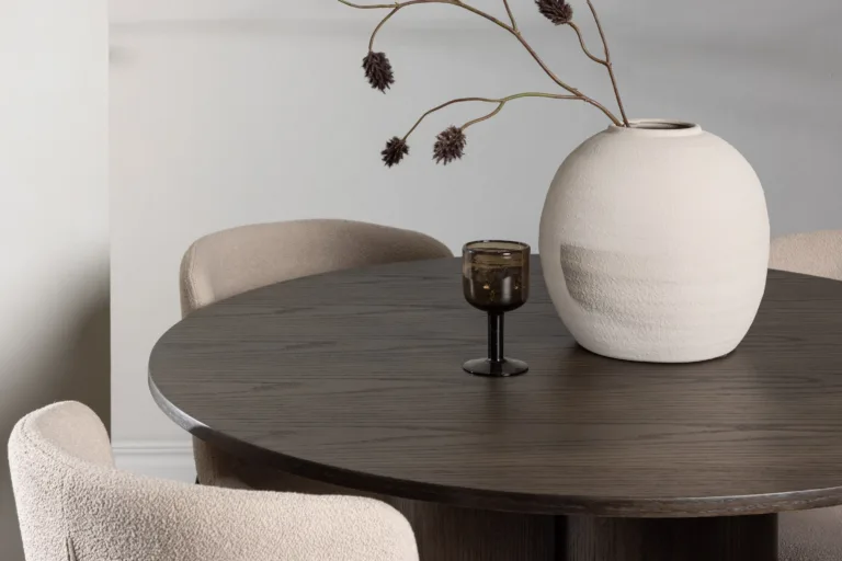 Ümmargune söögilaud Olivia (mokavärvi MDF, ø110 cm) ja Modesto söögitool - GR23085