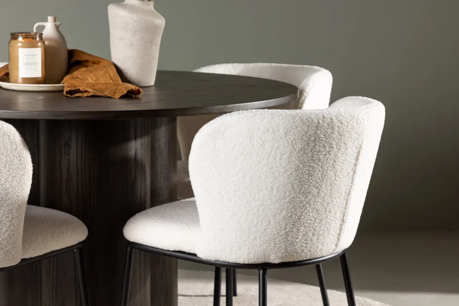 Ümmargune söögilaud Olivia (mokka MDF, ø110 cm) ja polsterdatud tool Edina (valge buklee, mustad metalljalad), GR23816 – 10