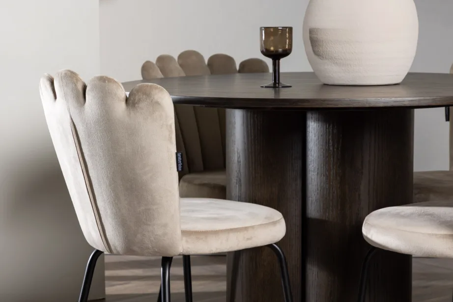 Ümmargune söögilaud Olivia mokka viimistlusega ja Limhamn beežid velvetist toolid (4 tk), GR23083 – 9