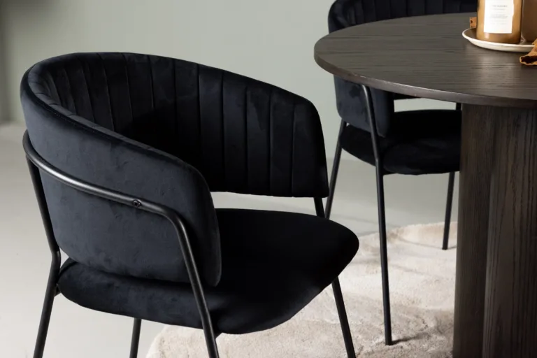 Ümmargune söögilaud Olivia (mokkavärvi MDF, Ø110 cm) ja must velvetkattega tool Selma - GR23819