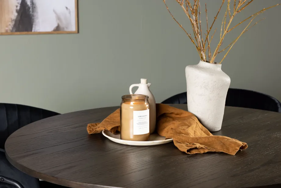 Ümmargune söögilaud Olivia (mokkavärvi MDF, Ø110 cm) ja must velvetkattega tool Selma, GR23819 – 6