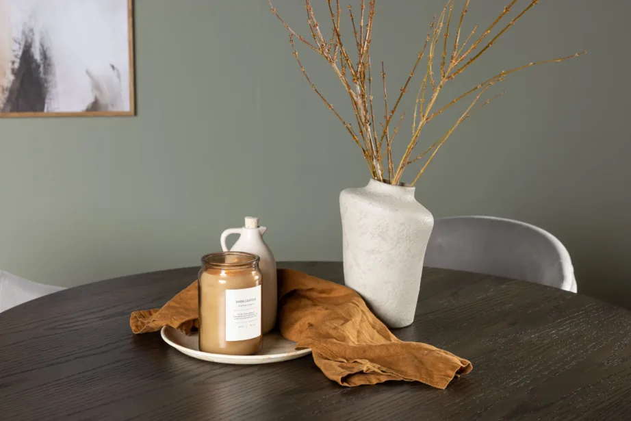 Ümmargune söögilaud Olivia (mokkavärvi MDF, Ø110 cm) ja must velvetkattega tool Selma, GR23819 – 11