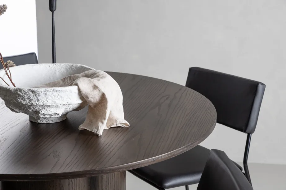 Ümmargune söögilaud Olivia mokkavineeriga ja Kenth musta PU kattega tool, GR22882 – 10