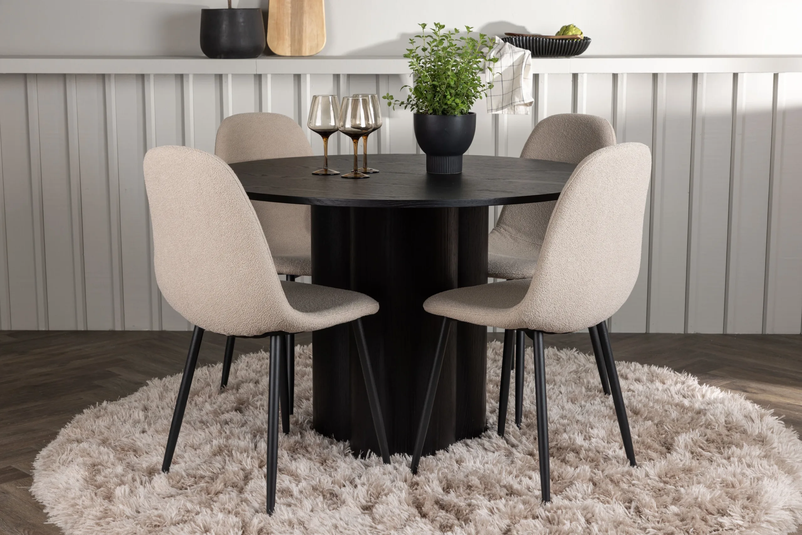 Ümmargune söögilaud Olivia (must MDF, ø110 cm) ja beežid buklee toolid Polar - GR23841