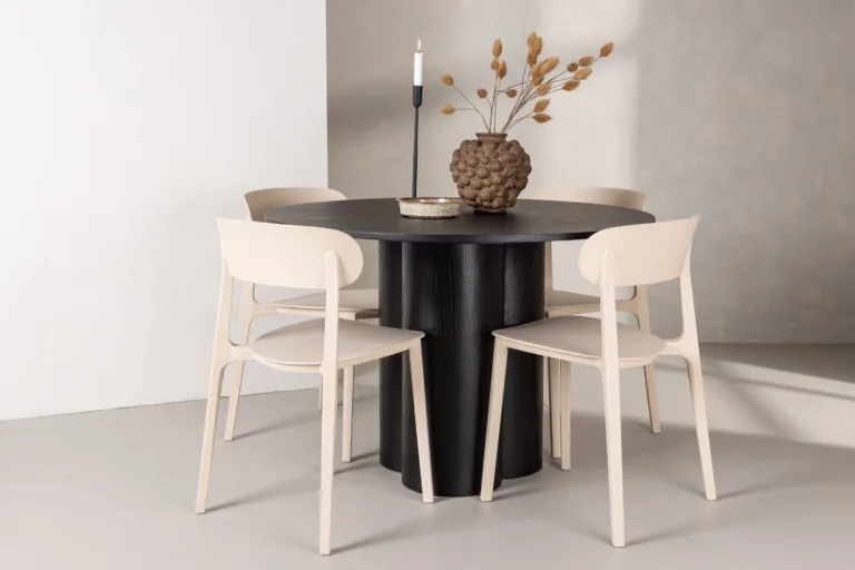 Ümmargune söögilaud Olivia (must MDF, ø110cm) ja beežid toolid Åstol - GR23113