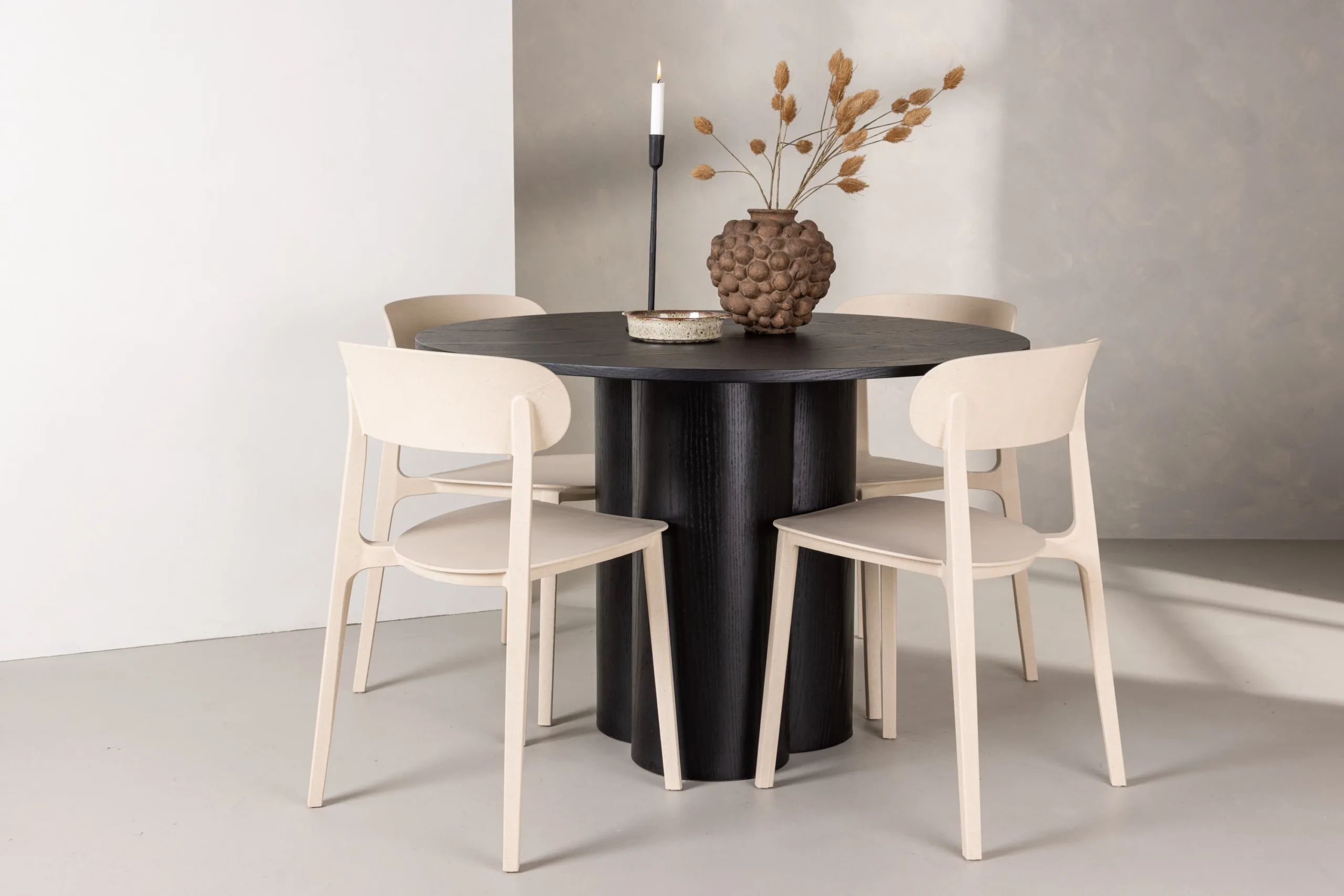 Ümmargune söögilaud Olivia (must MDF, ø110cm) ja beežid toolid Åstol - GR23113