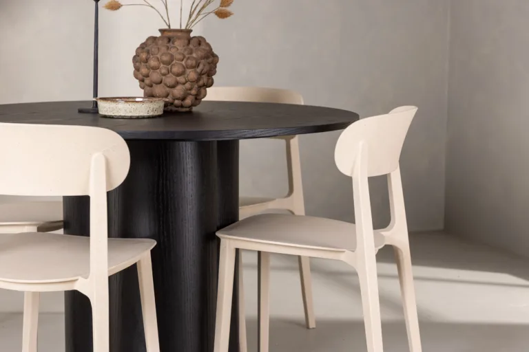Ümmargune söögilaud Olivia (must MDF, ø110cm) ja beežid toolid Åstol - GR23113