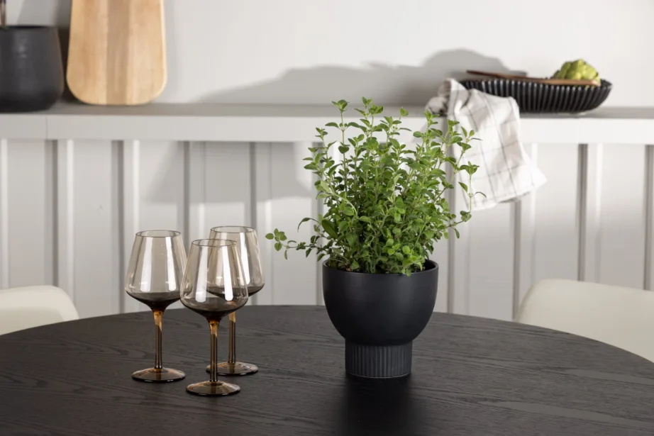 Ümmargune söögilaud Olivia musta vineeriga ja beežid terastoolid Tvist, GR23831 – 6