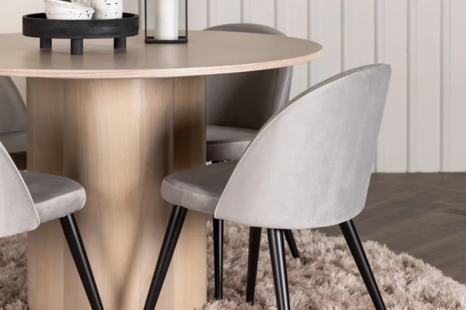 Ümmargune söögilaud Olivia valge peitsiga viimistluses ja hallid velvetist söögitoolid, GR22876 – 9