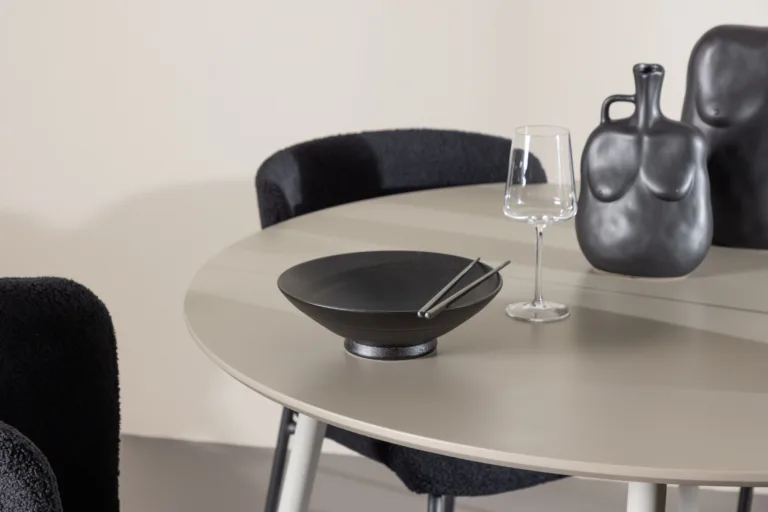 Ümmargune söögilaud Plaza ja neli musta Modesto tooli (MDF, beež, polüester) - GR24404