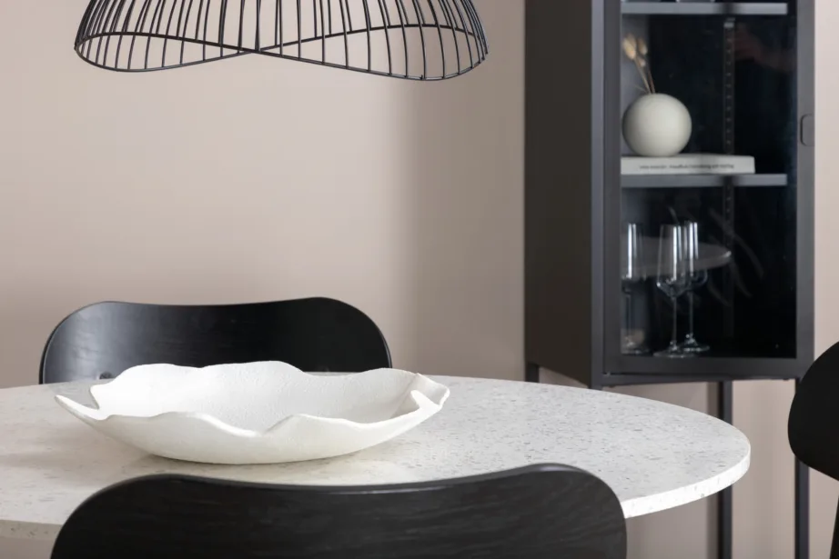 Ümmargune söögilaud Razzia terrazzo lauaplaadiga ja musta raamiga + Polly rotangist istmega must söögitool, GR24020 – 5