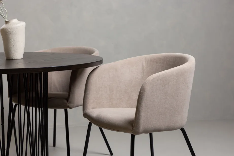 Ümmargune söögilaud Stone mokka viimistlusega ja 4 beeži Berit tooli, GR22837 – 10