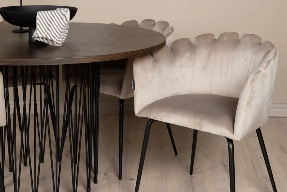 Ümmargune söögilaud Stone mokka viimistlusega ja Limhamni beež samettoolid, GR23025 – 9