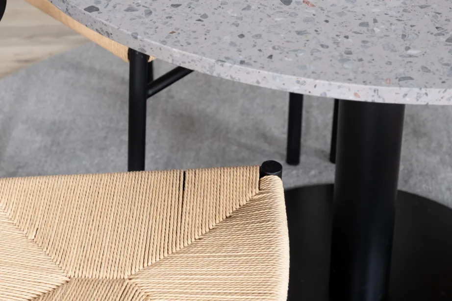 Ümmargune terazzo söögilaud Razzia ja musta raamiga rattanist Polly toolid (4 tk), GR24025 – 6