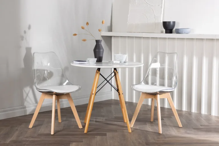 Ümmargune valge MDF söögilaud Danburi ja läbipaistvad Edvin toolid (⌀60 cm) - GR23911