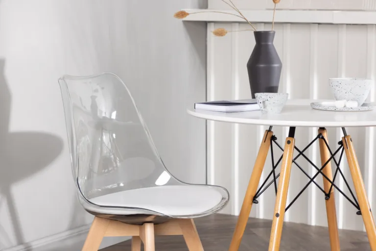 Ümmargune valge MDF söögilaud Danburi ja läbipaistvad Edvin toolid (⌀60 cm) - GR23911