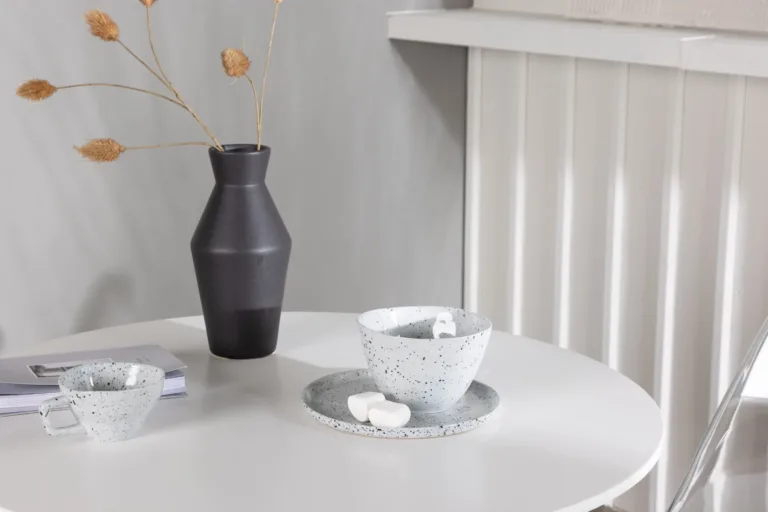 Ümmargune valge MDF söögilaud Danburi ja läbipaistvad Edvin toolid (⌀60 cm) - GR23911