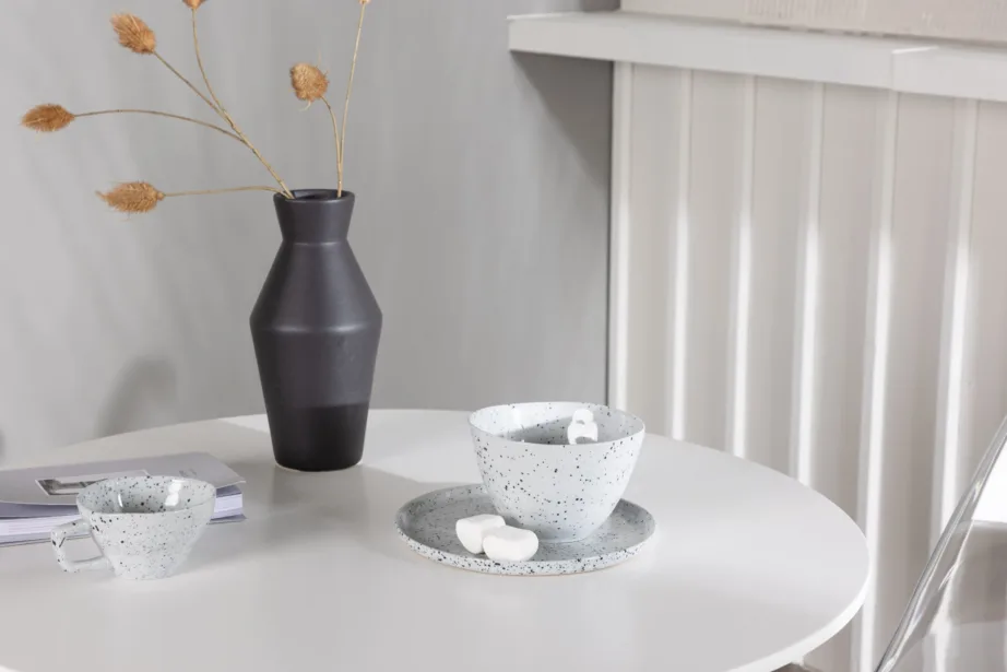 Ümmargune valge MDF söögilaud Danburi ja läbipaistvad Edvin toolid (⌀60 cm), GR23911 – 10