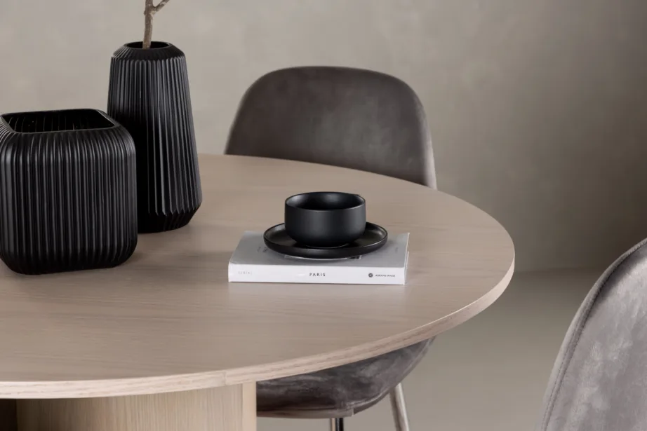 Ümmargune valge peitsiga söögilaud Olivia ja hall velvetkattega tool Eva, GR23800 – 6