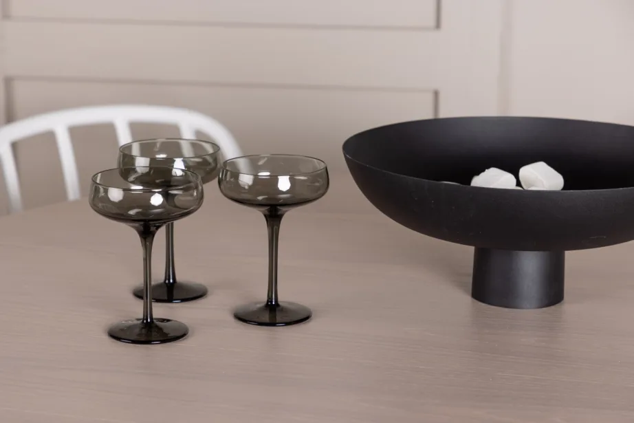 Ümmargune valge peitsiga söögilaud Olivia ja neli valget Dyrön tooli, GR23068 – 9