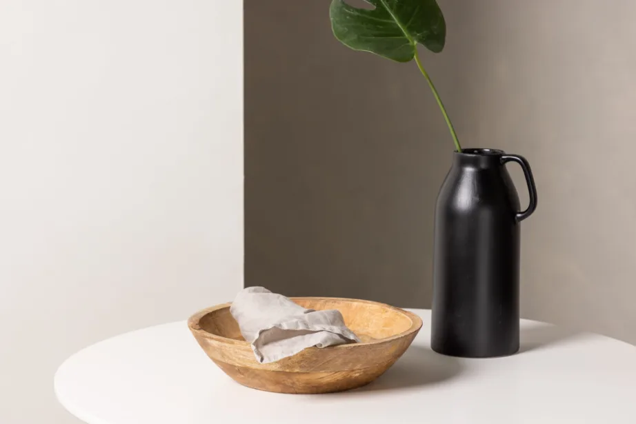 Ümmargune valge söögilaud Danburi ja musta velvetkattega toolid kahele, GR22916 – 10