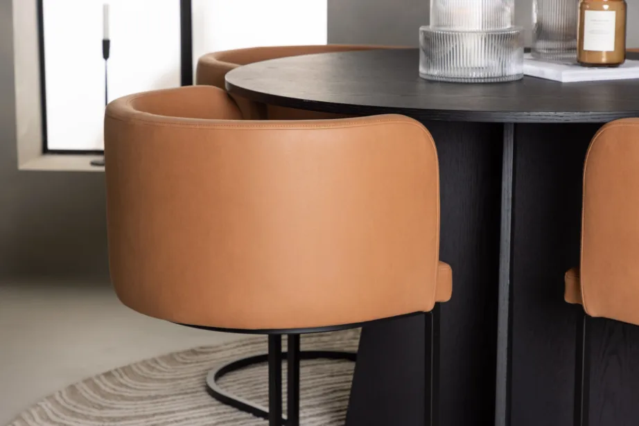 Ümmarguse musta MDF lauaga söögikomplekt Bootcut ja pruunid polsterdatud toolid Simrishamn, GR23793 – 5