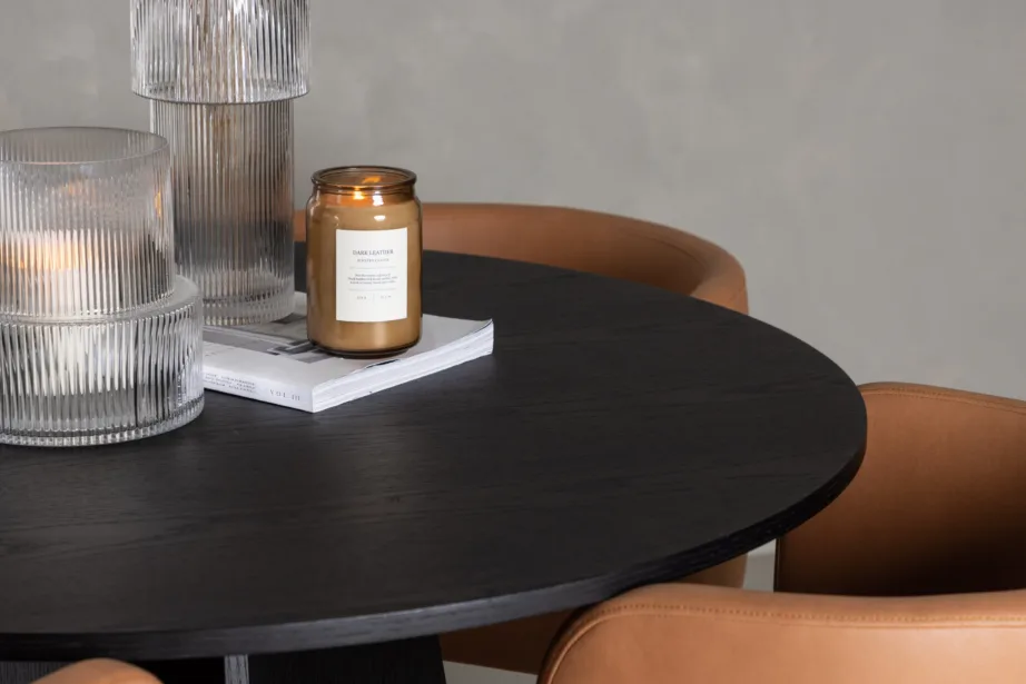 Ümmarguse musta MDF lauaga söögikomplekt Bootcut ja pruunid polsterdatud toolid Simrishamn, GR23793 – 6